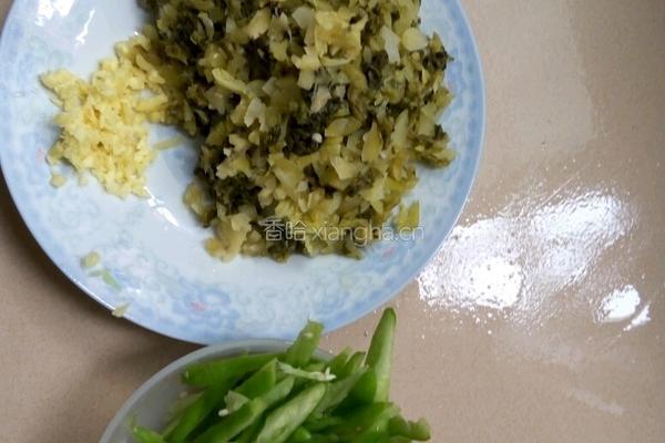 酸甜咸辣好开胃的酸菜炒青椒的做法图解1