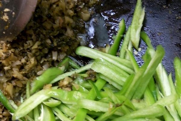酸甜咸辣好开胃的酸菜炒青椒的做法图解4