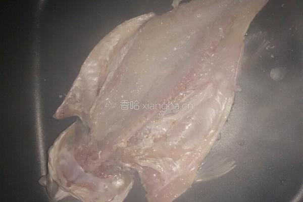 干煎咖喱鲈鱼的做法图解1