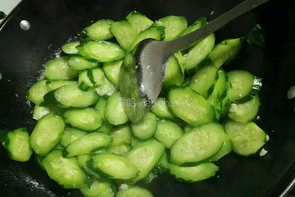 蒜香黄瓜片的做法图解5
