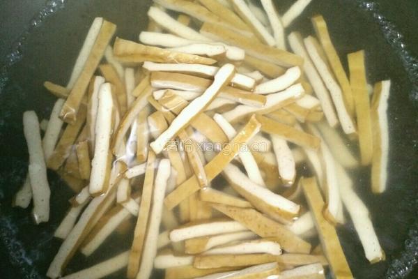 榨菜炒香干的做法图解2