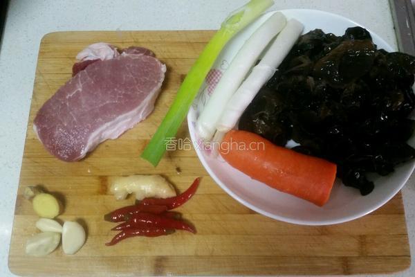 胡萝卜木耳炒猪肉的做法图解1