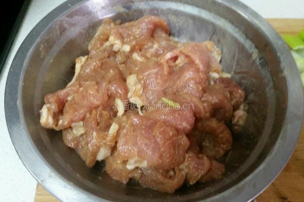 胡萝卜木耳炒猪肉的做法图解3