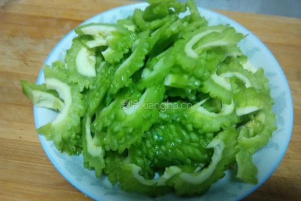 清炒苦瓜的做法图解2