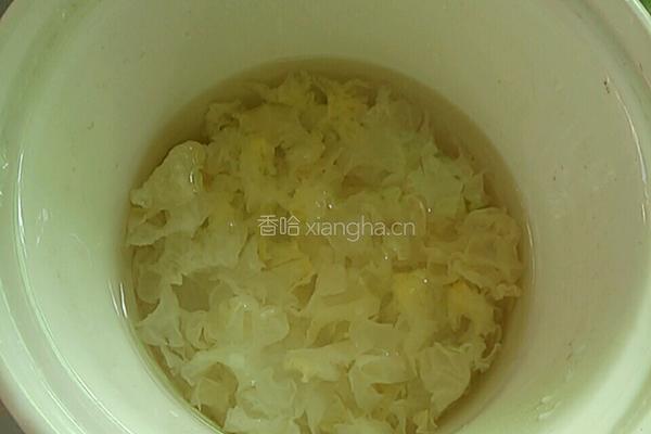 银耳雪梨羹的做法图解3