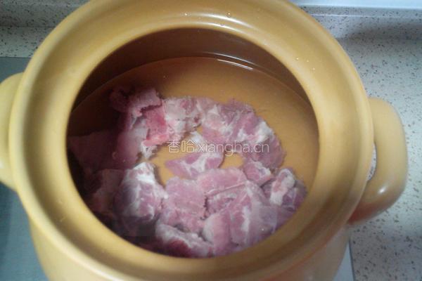 海带排骨汤的做法图解2