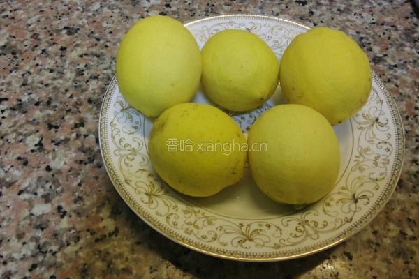 冰糖炖柠檬的做法图解1
