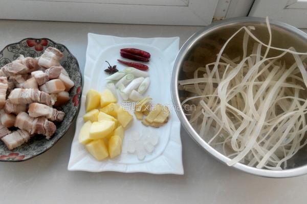 红烧肉炖宽粉的做法图解3