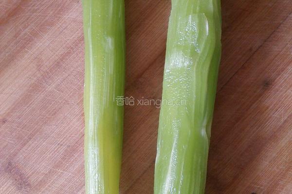 莴笋丝炒榨菜的做法图解1