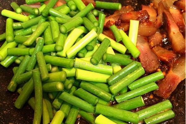 蒜苔木耳炒咸肉的做法图解4