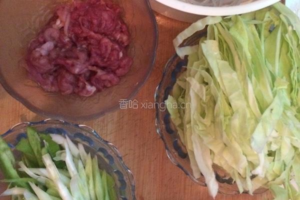 肉丝粉条炒包菜的做法图解1
