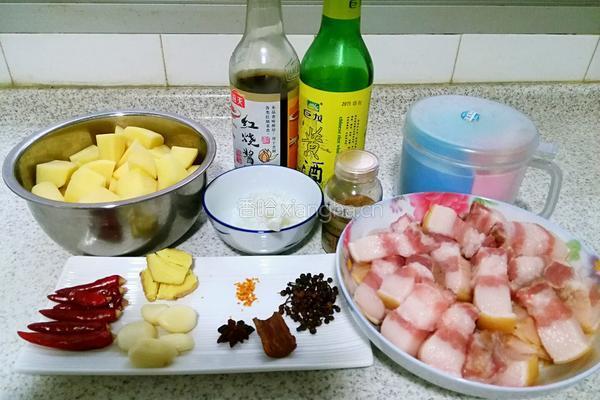 土豆烧五花肉的做法图解1