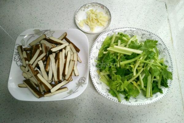 芹菜炒香干的做法图解1