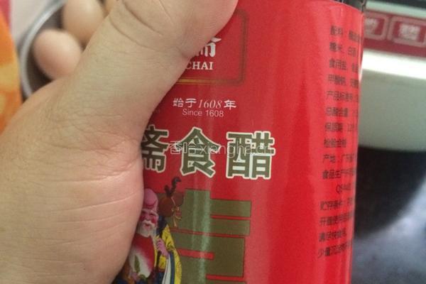 姜醋猪蹄蛋的做法图解4