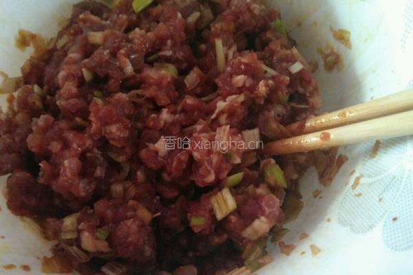 猪肉白菜木耳饺子的做法图解1