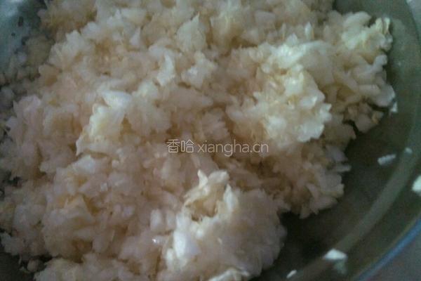 猪肉白菜木耳饺子的做法图解3