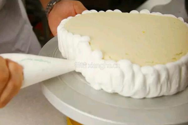 家庭心形蛋糕抹面的做法图解5