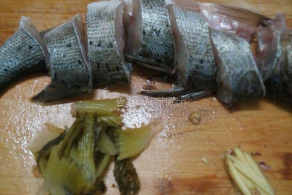 酸菜鲈鱼汤的做法图解1