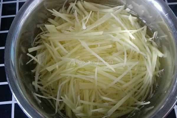 酸辣土豆丝的做法图解1