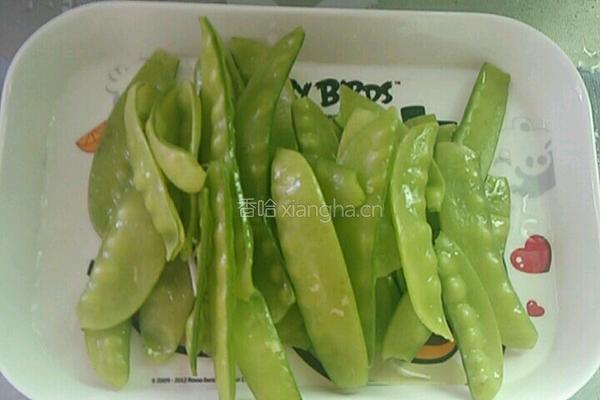 荷兰豆炒腊肉的做法图解1