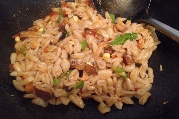 炒麻食的做法图解10