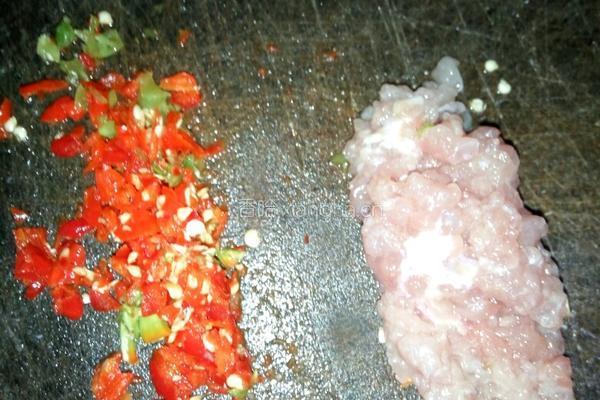 剁椒肉末金针菇的做法图解2