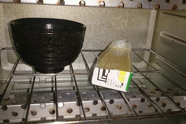 杯烤玉米面蛋糕的做法图解3