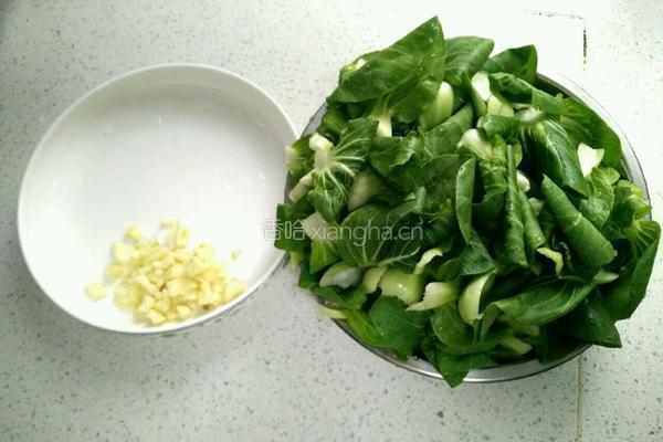 猪油炒小白菜的做法图解1