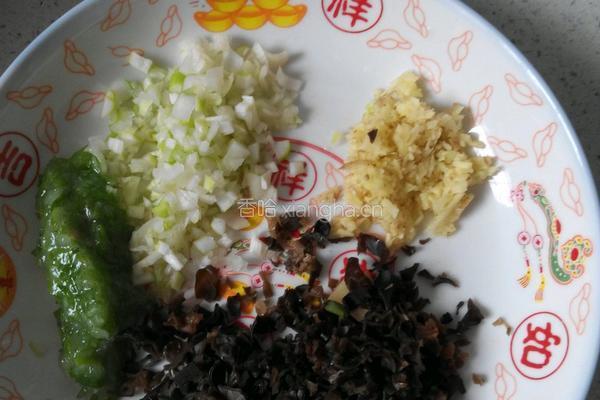 韭菜鸡蛋肉饺子的做法图解1
