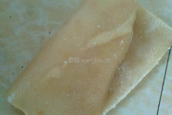 酸辣猪皮的做法图解1