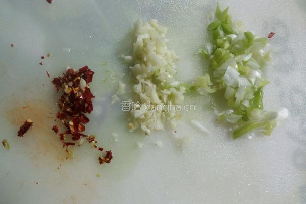 花生米拌菠菜的做法图解1