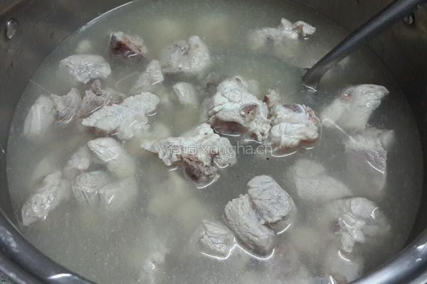 土豆蕃茄排骨汤的做法图解2