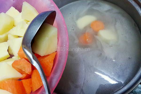 土豆蕃茄排骨汤的做法图解5