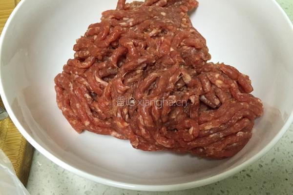 牛肉芹菜饺的做法图解1