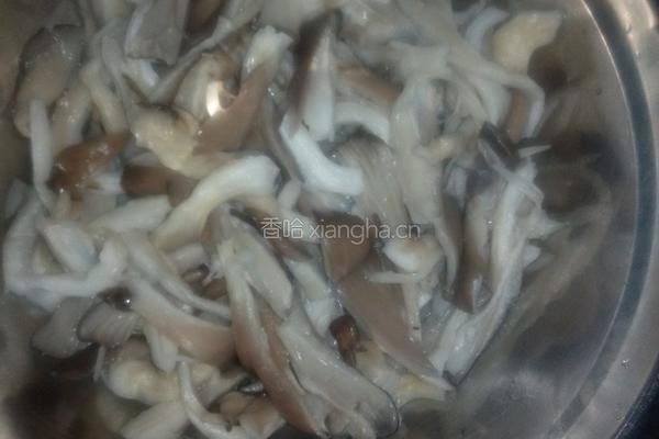蘑菇炒肉的做法图解1