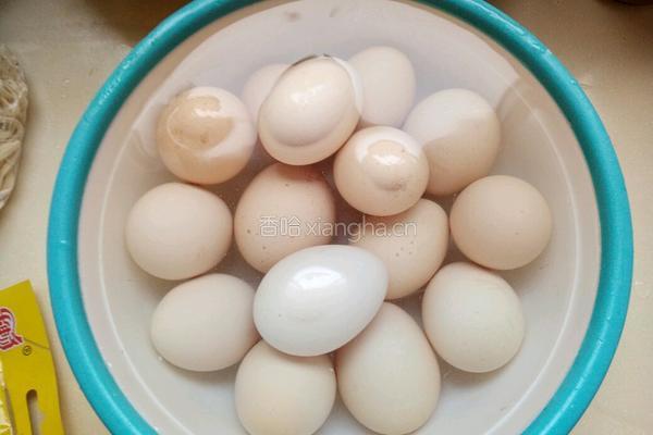 红酒酱鸡蛋的做法图解1