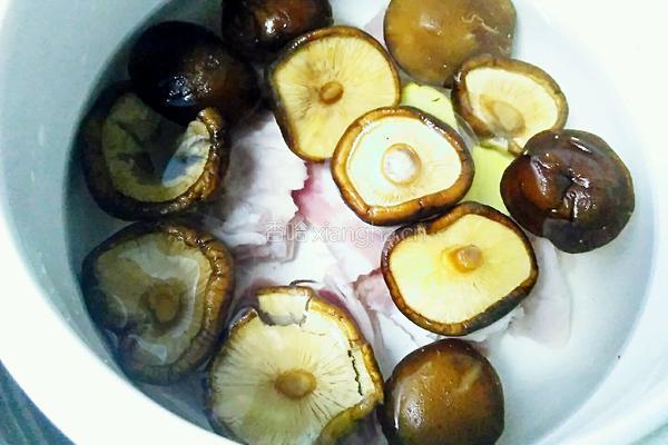 香菇煲排骨的做法图解9