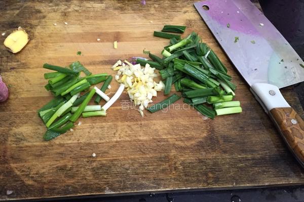 芹菜炒鱿鱼的做法图解3