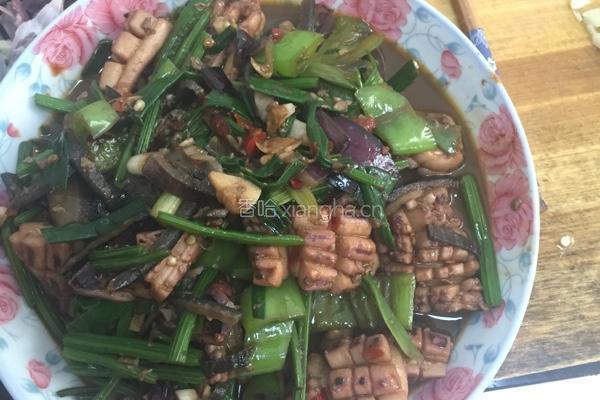 芹菜炒鱿鱼的做法图解4