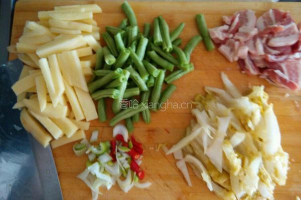 五花肉豆角焖面的做法图解1