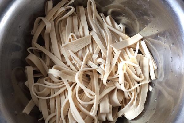 凉拌豆条的做法图解1