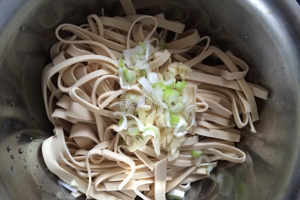 凉拌豆条的做法图解2