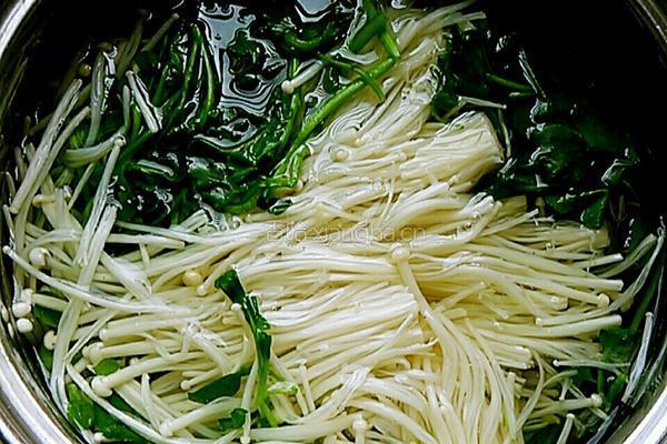 西洋菜金针菇蛋花汤的做法图解6
