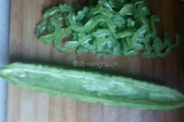 苦瓜煎鸡蛋的做法图解1