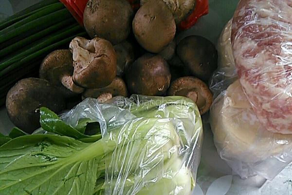 香菇青菜大肉饺子的做法图解1