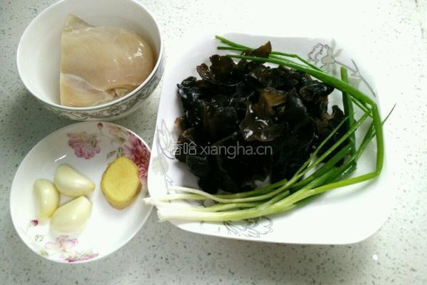 泡椒木耳炒鸡片的做法图解1