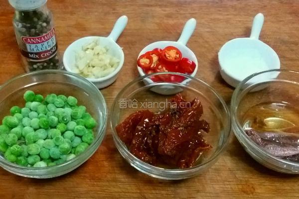 意大利面（鳀鱼蕃茄干蝴蝶面）的做法图解2