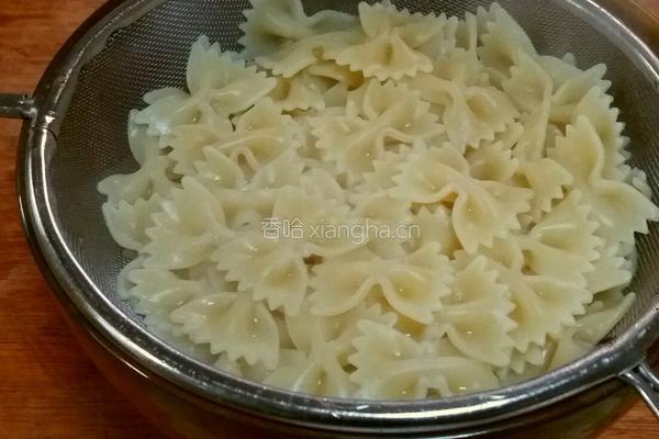意大利面（鳀鱼蕃茄干蝴蝶面）的做法图解5