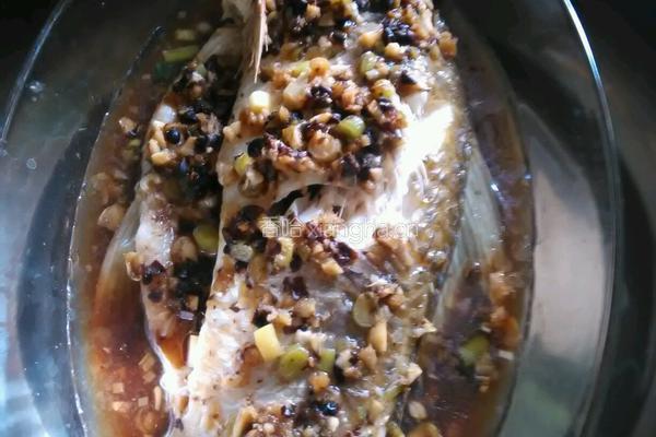 蒜蓉豆豉蒸鲮鱼的做法图解4