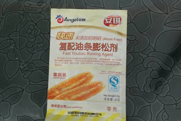 炸油条的做法图解1